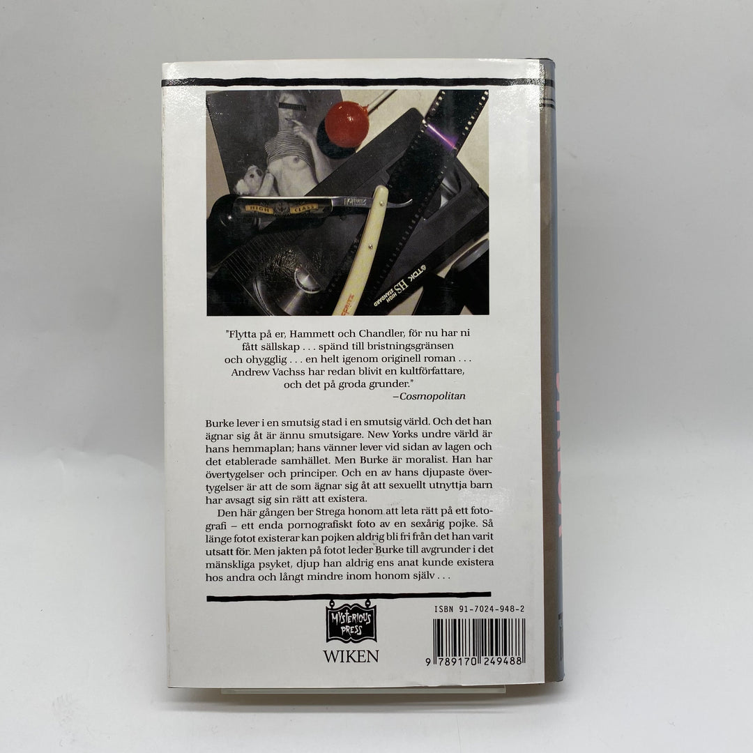 Strega av Andrew H. Vachss Begagnad Bok