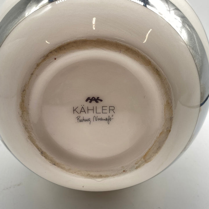 Retroinspirerad keramikvas från Kähler med silverrandig design