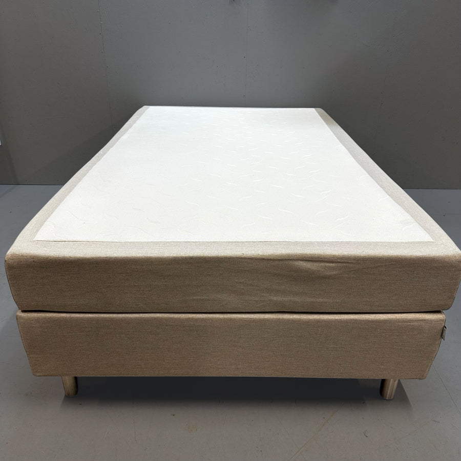 Elegant säng i beige tyg - Homy Secondhand Online