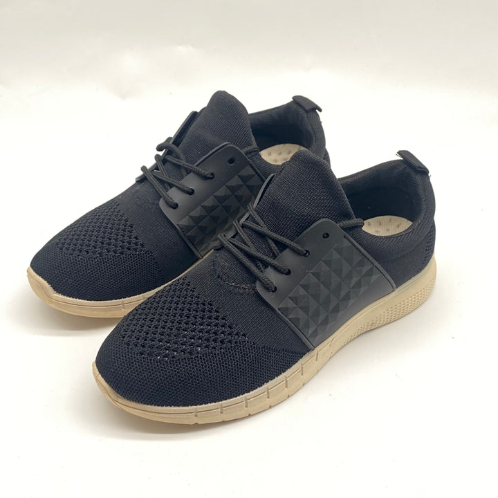 Svarta sneakers för sport och vardag
