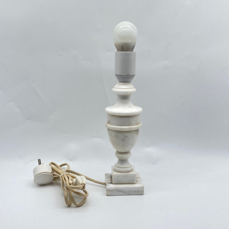 Elegant marmorfot lampa i klassisk stil - Homy Secondhand Online
