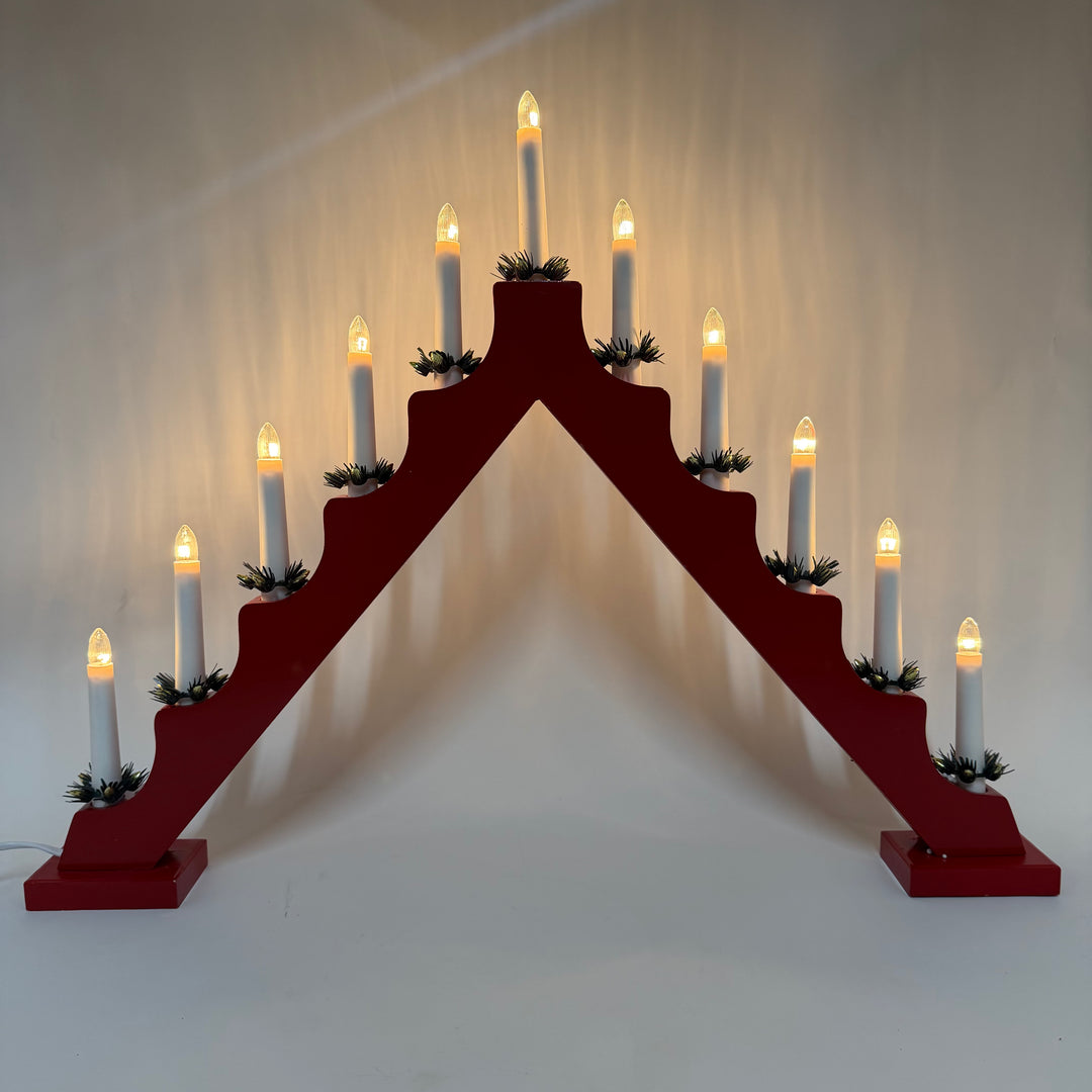 Retro röd adventsljusstake i trä