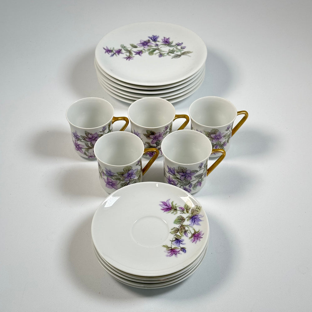 Set med Kaffekoppar och Fat med Blomsterdekorationer