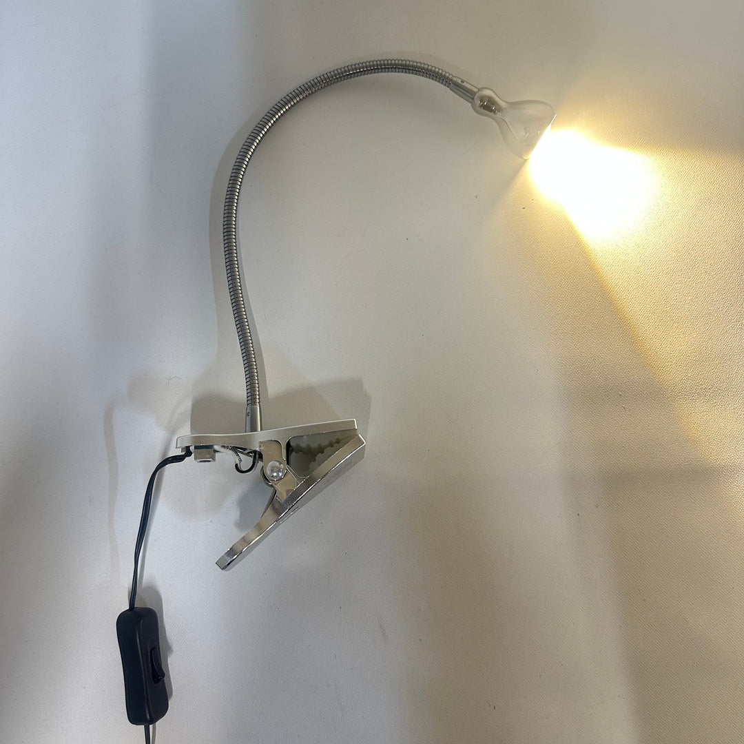 Flexibel klämlampa i silver med LED-ljus