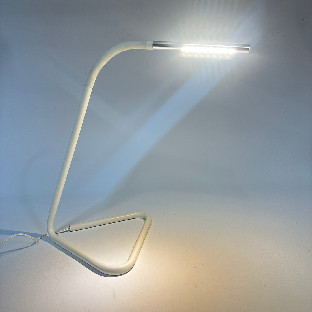 Elegant Vit LED Skrivbordslampa med Modern Design