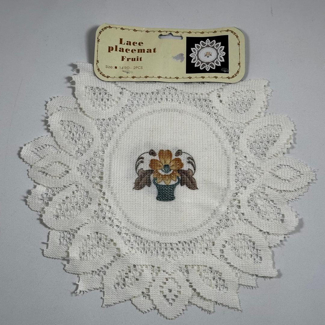 Broderad spetsduk med blommotiv - Homy Secondhand Online