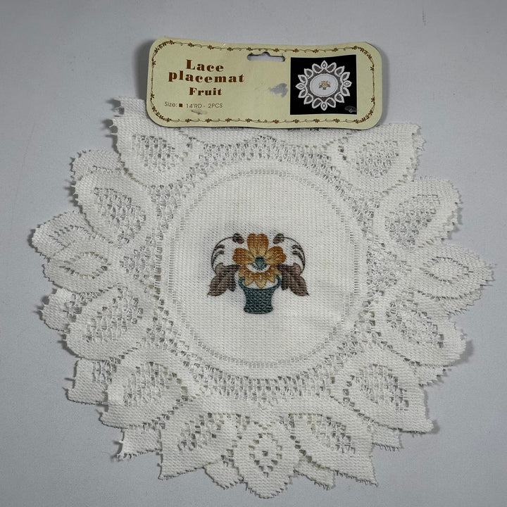 Broderad spetsduk med blommotiv - Homy Secondhand Online
