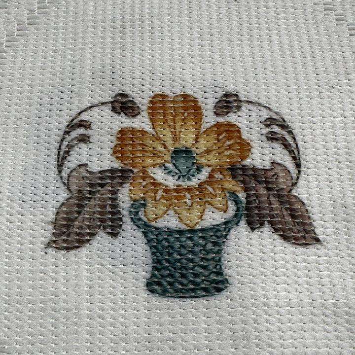 Broderad spetsduk med blommotiv - Homy Secondhand Online
