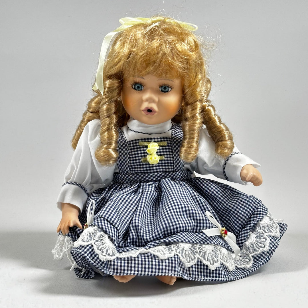 Retro Docka med Lockigt Blont Hår och Blå Klänning - Homy Secondhand Online
