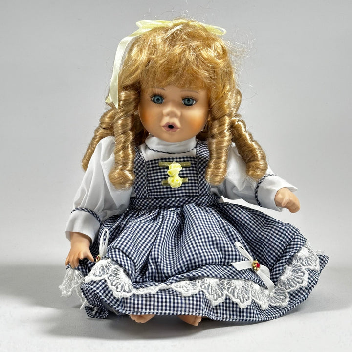 Retro Docka med Lockigt Blont Hår och Blå Klänning - Homy Secondhand Online