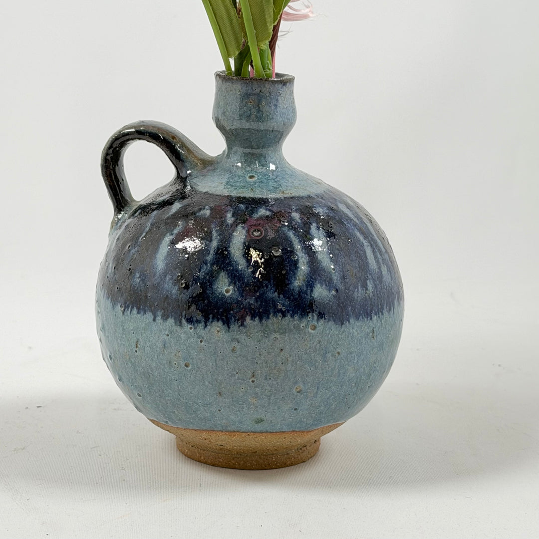 Handgjord blå keramikvas i modernt snitt