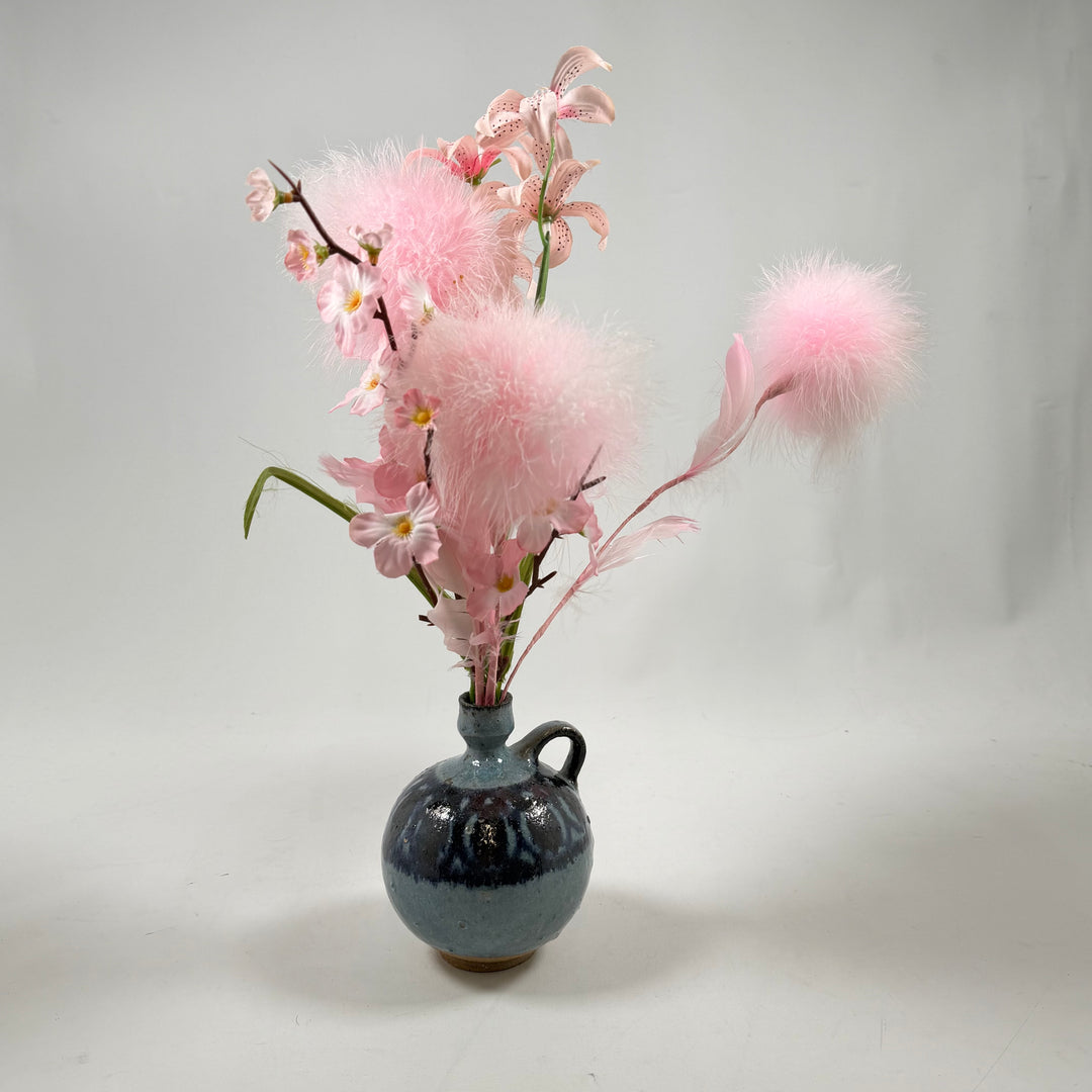 Handgjord blå keramikvas i modernt snitt