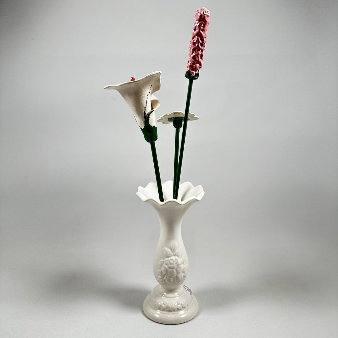 Vit keramikvas med blomstermotiv - Homy Secondhand Online