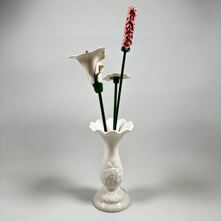 Vit keramikvas med blomstermotiv - Homy Secondhand Online