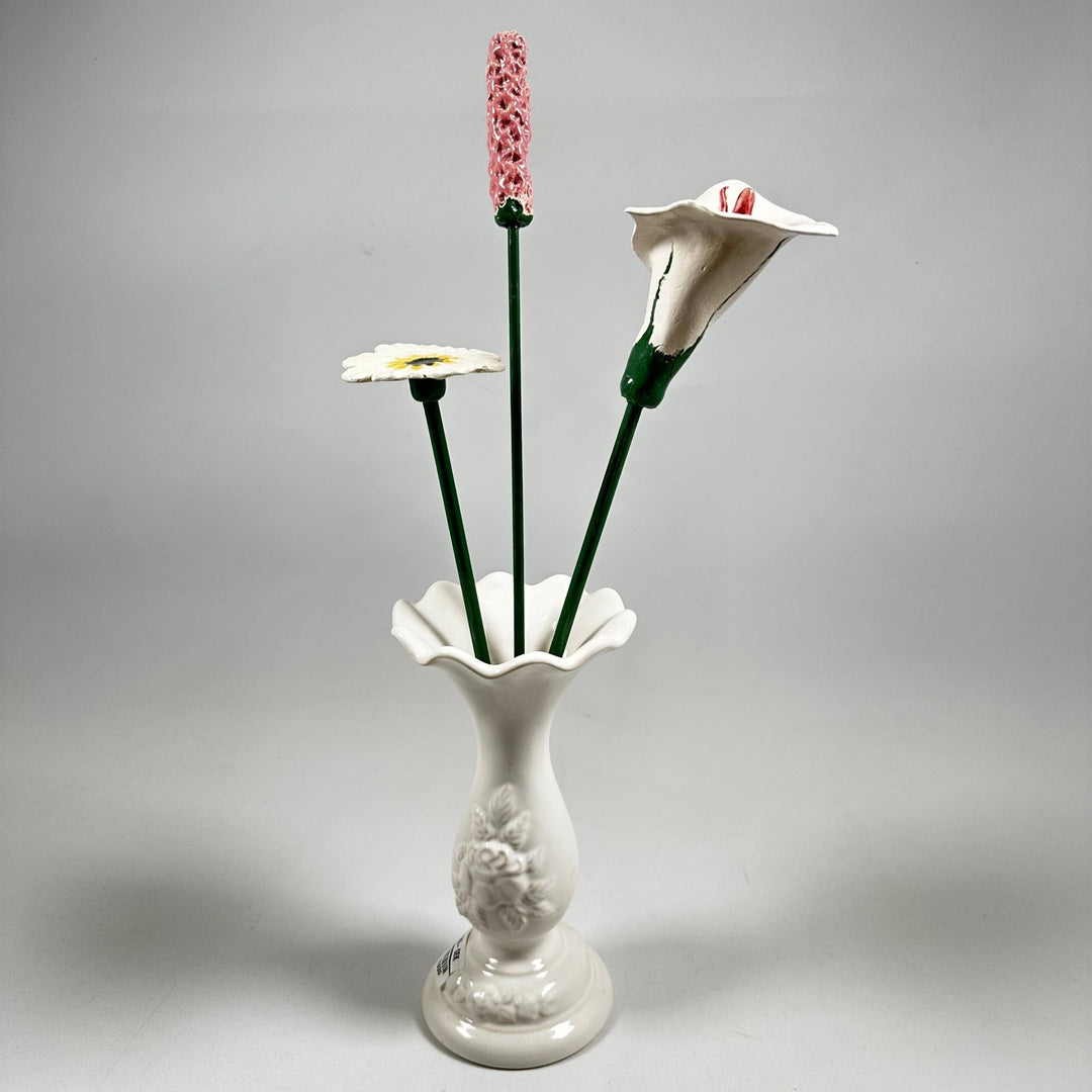 Vit keramikvas med blomstermotiv - Homy Secondhand Online