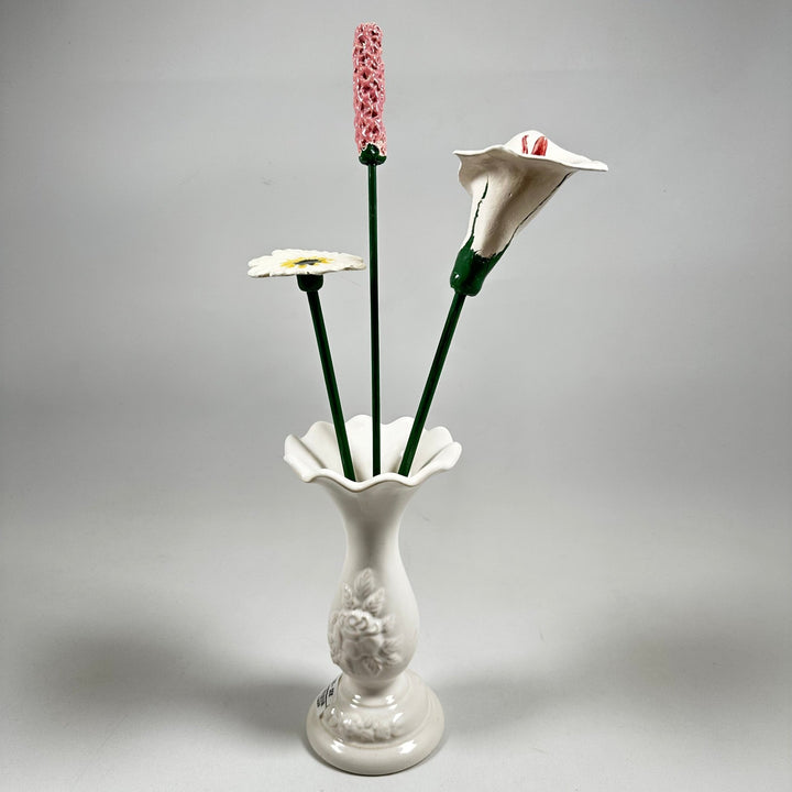 Vit keramikvas med blomstermotiv - Homy Secondhand Online