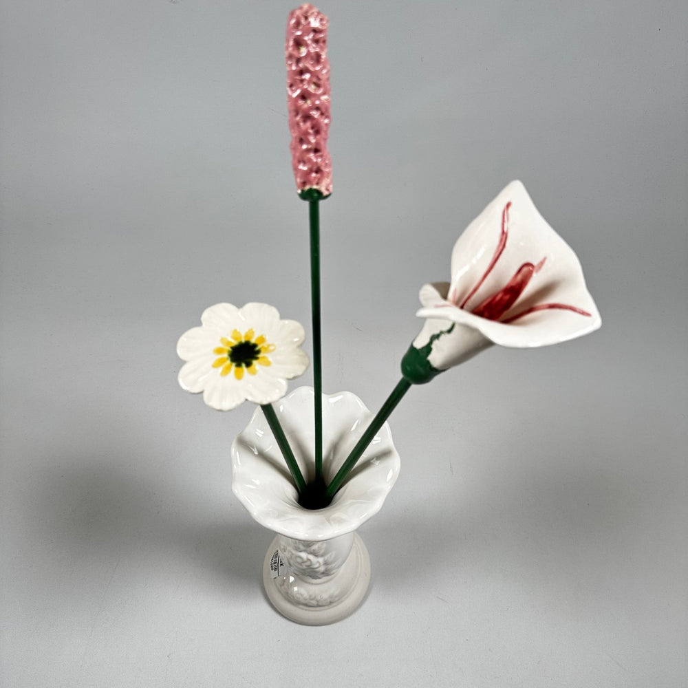 Vit keramikvas med blomstermotiv - Homy Secondhand Online