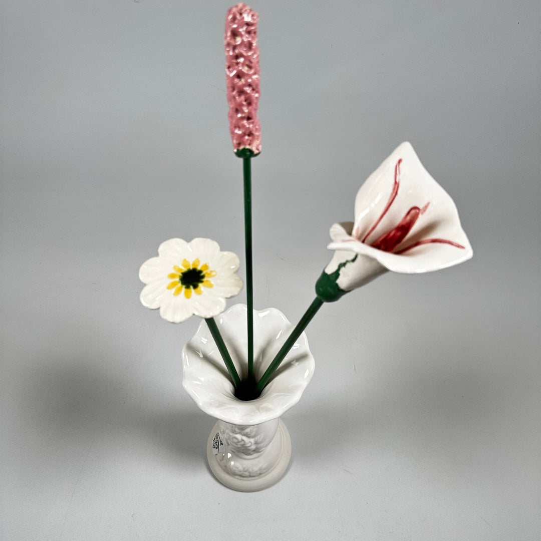 Vit keramikvas med blomstermotiv - Homy Secondhand Online