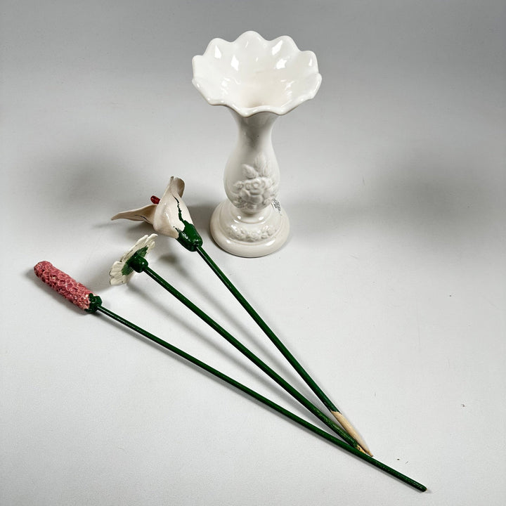 Vit keramikvas med blomstermotiv - Homy Secondhand Online