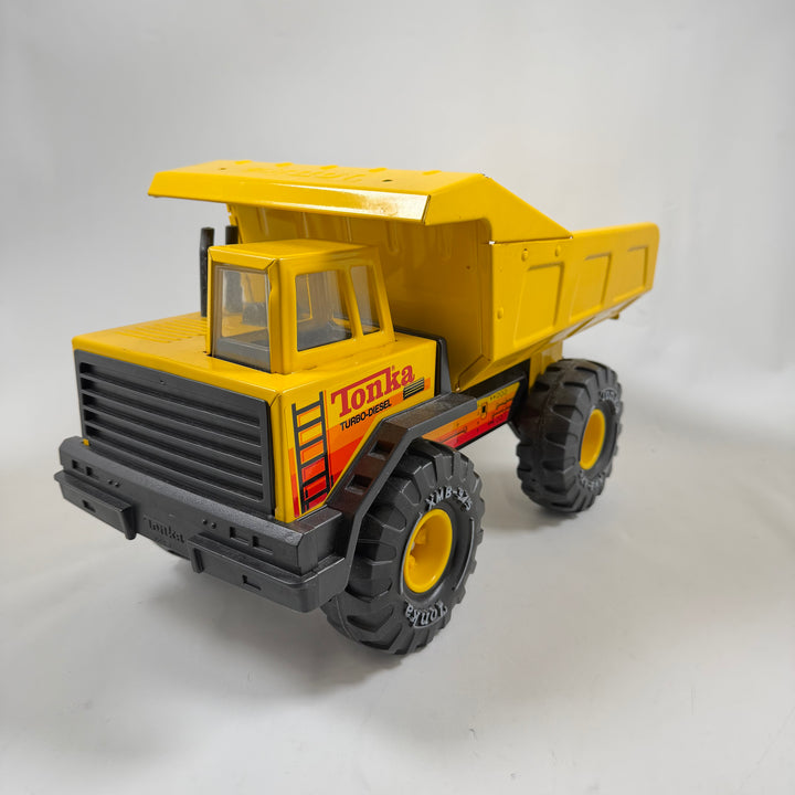 Klassisk retro Tonka-dumlastbil i gult