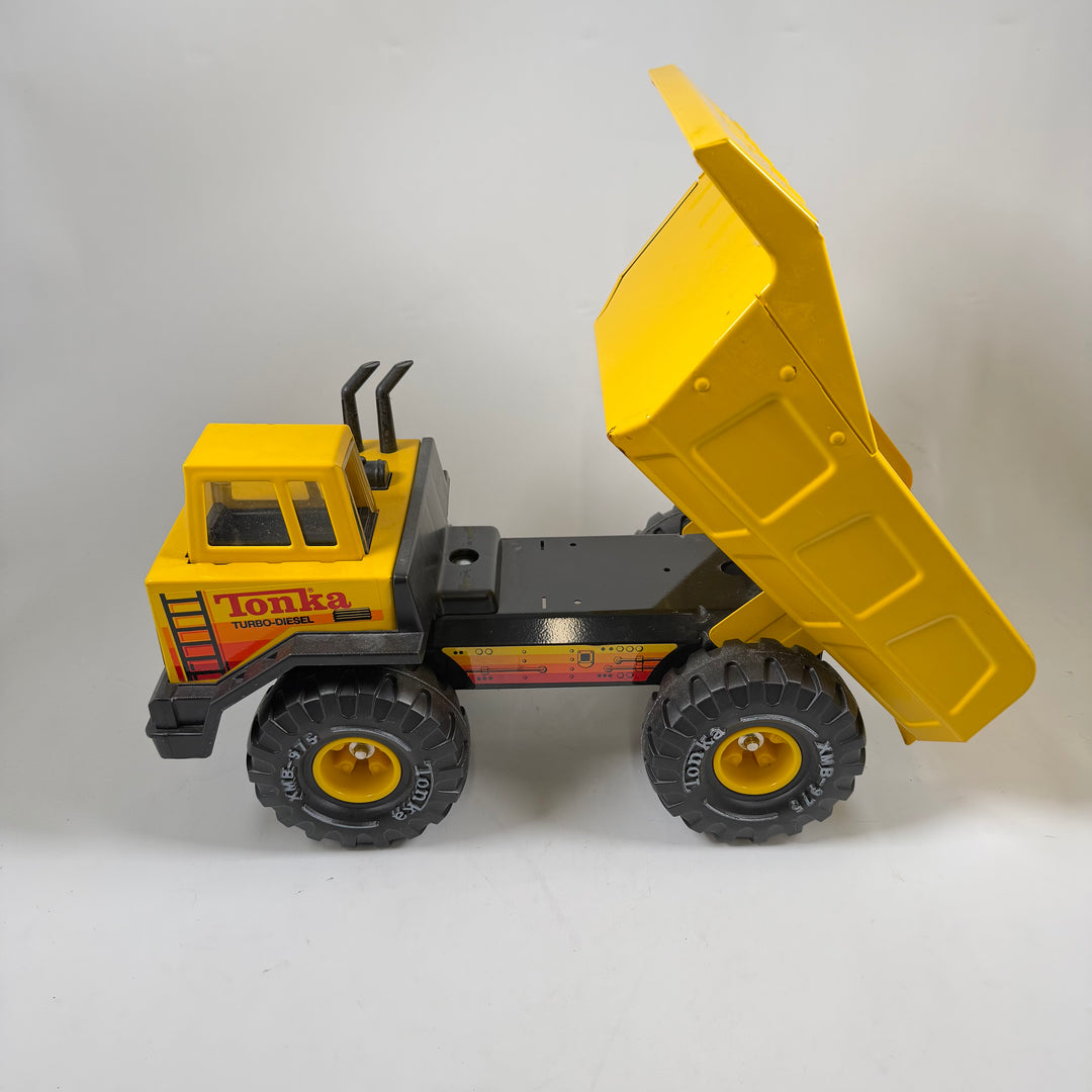 Klassisk retro Tonka-dumlastbil i gult