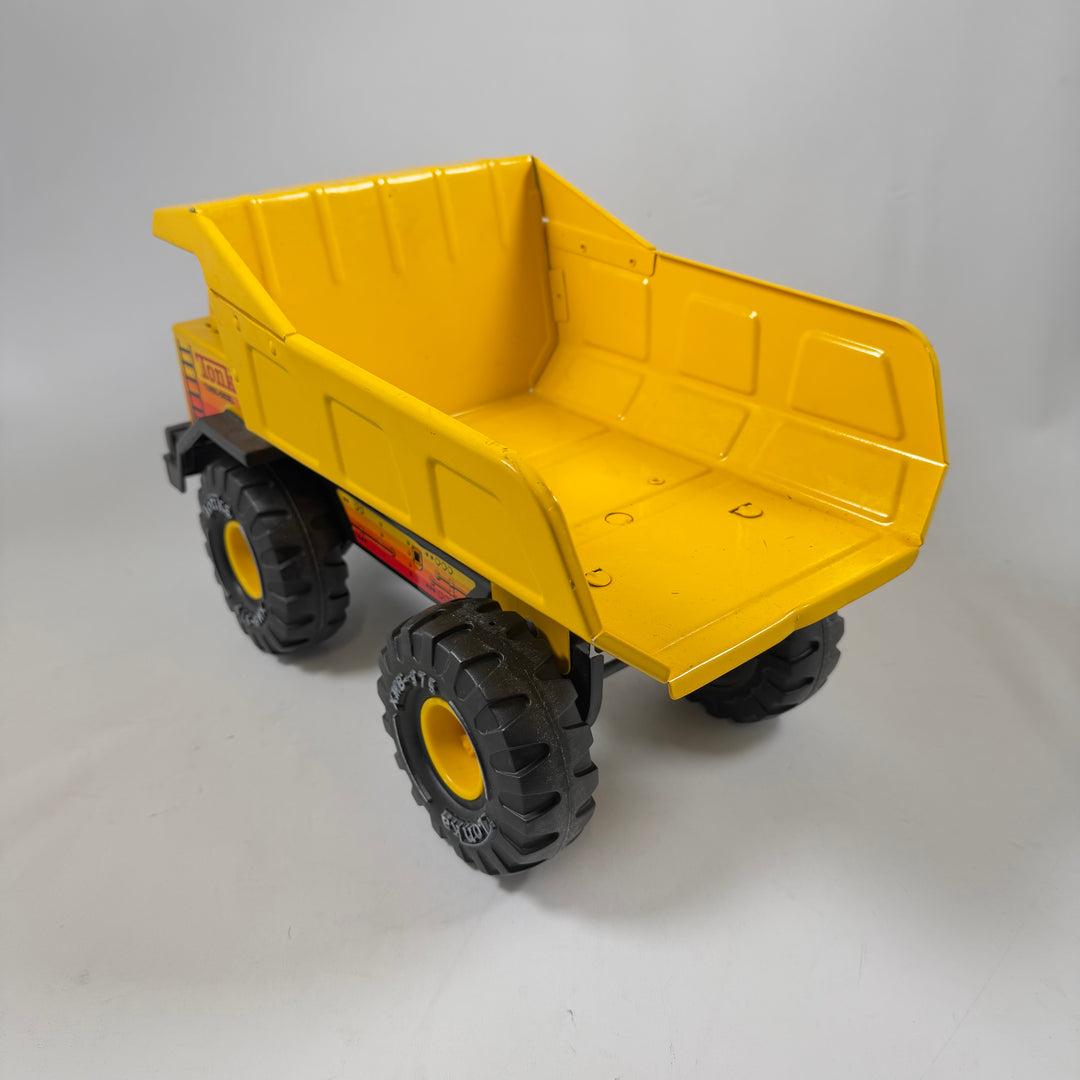 Klassisk retro Tonka-dumlastbil i gult