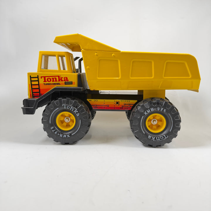 Klassisk retro Tonka-dumlastbil i gult