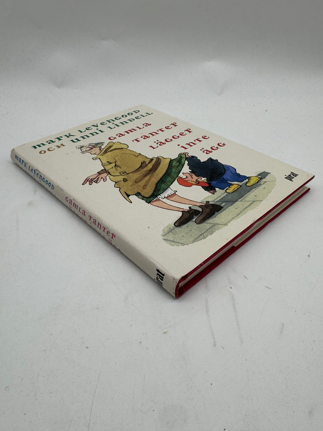 Gamla tanter lägger inte ägg inbunden bok