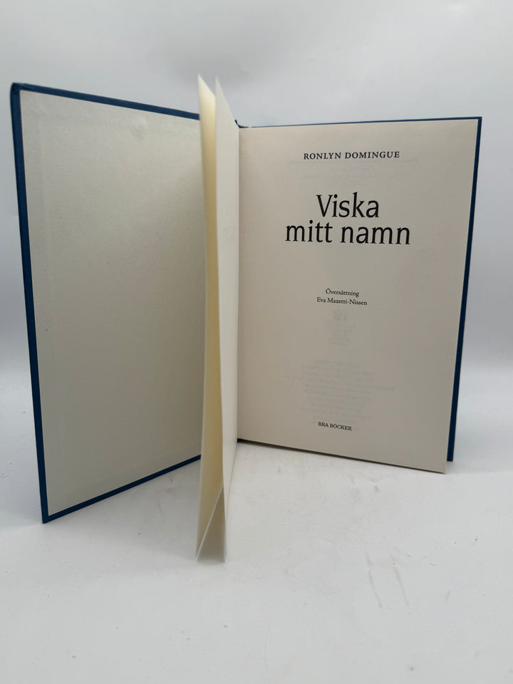 Viska mitt namn inbunden roman blå Bra Böcker