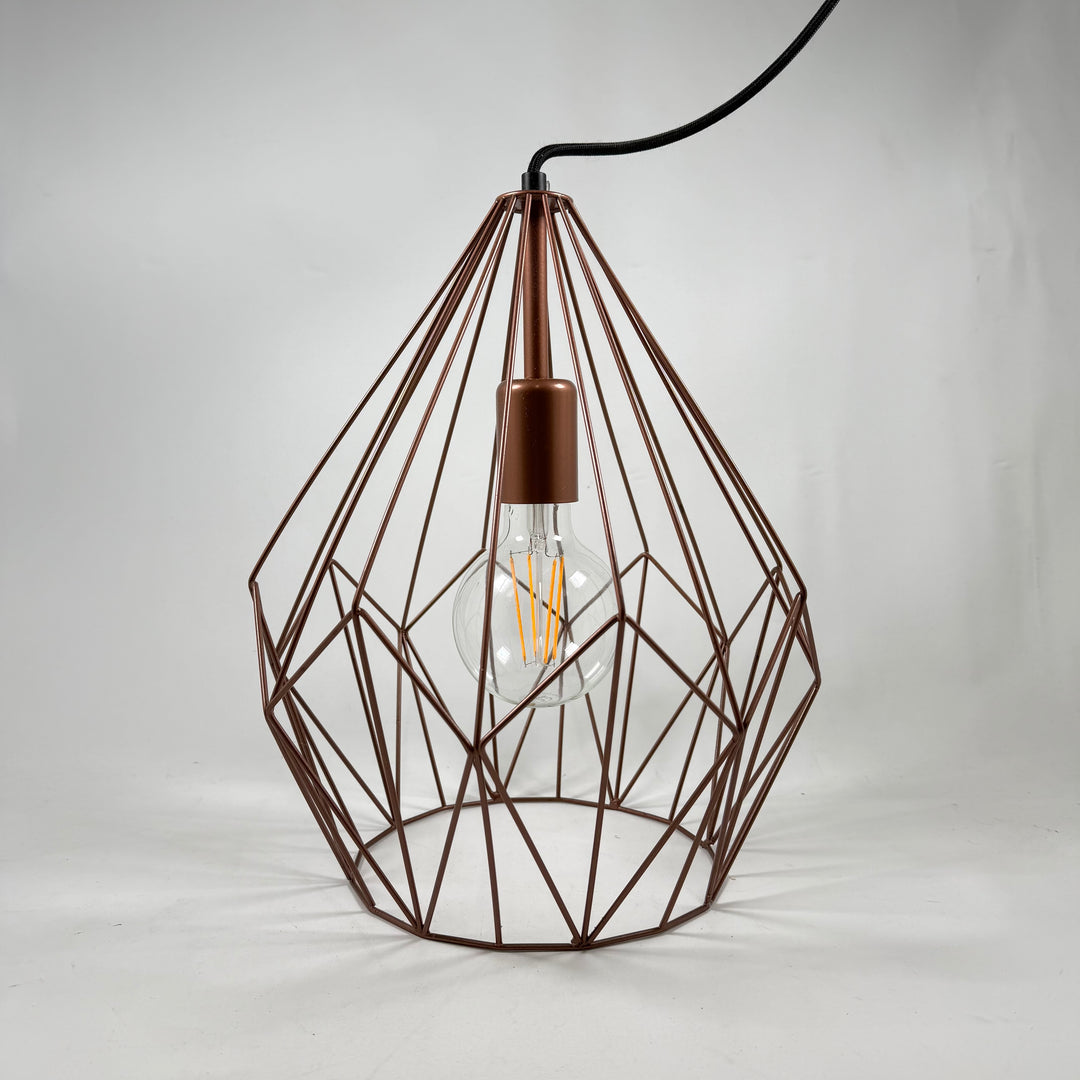 Elegant bordslampa i metall med kopparfinish