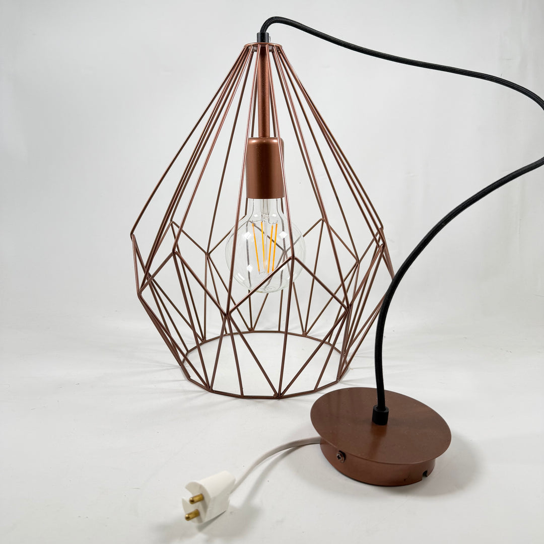 Elegant bordslampa i metall med kopparfinish