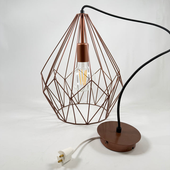 Elegant bordslampa i metall med kopparfinish