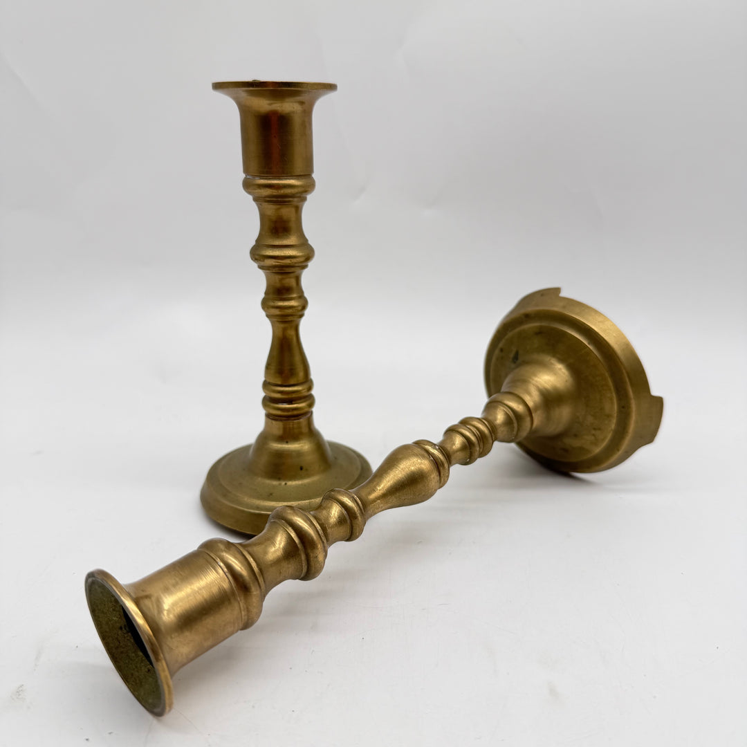 Klassiska retro mässingsljusstakar par med patina
