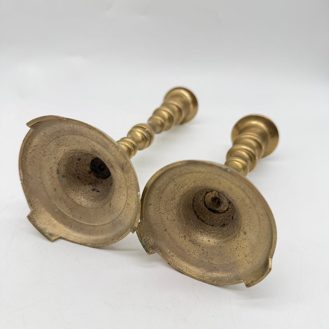 Klassiska retro mässingsljusstakar par med patina