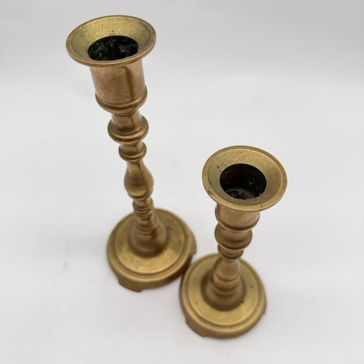Klassiska retro mässingsljusstakar par med patina