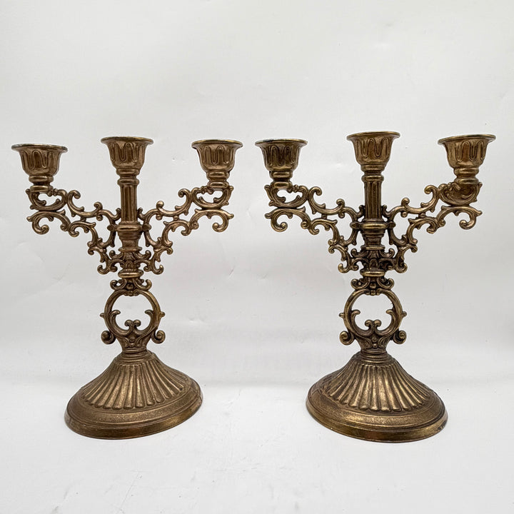 Elegant retro mässingsfärgade tredelade kandelabrar par
