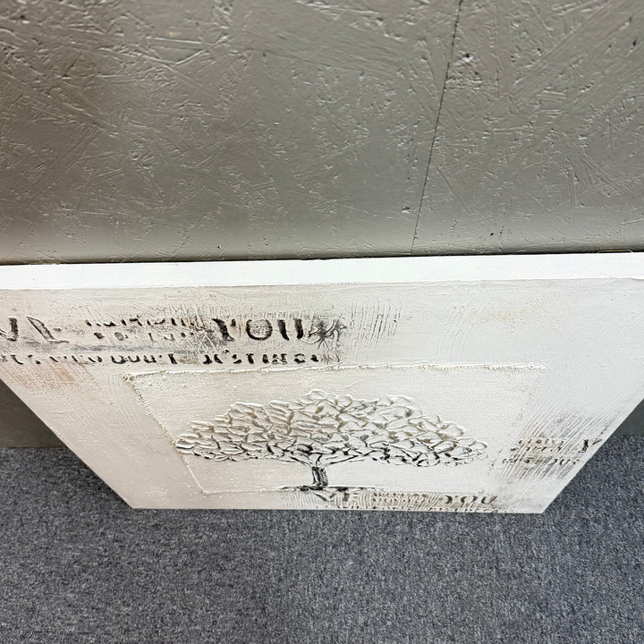 Stor canvasmålning med relief trädmotiv