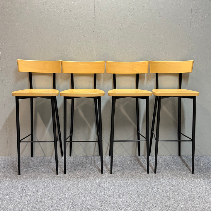Set om fyra moderna barstolar i trä