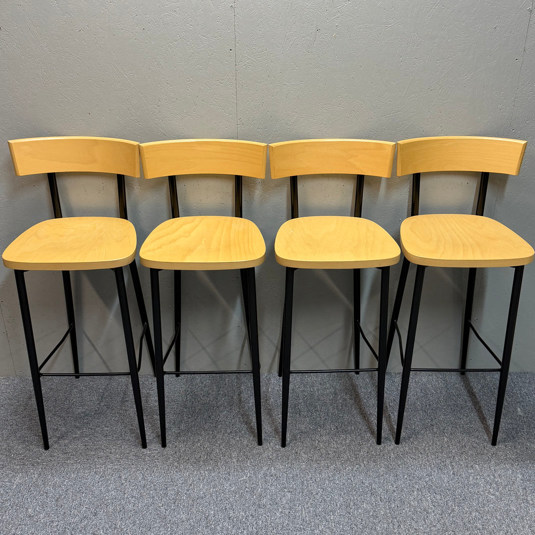 Set om fyra moderna barstolar i trä