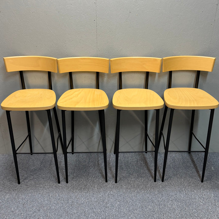 Set om fyra moderna barstolar i trä