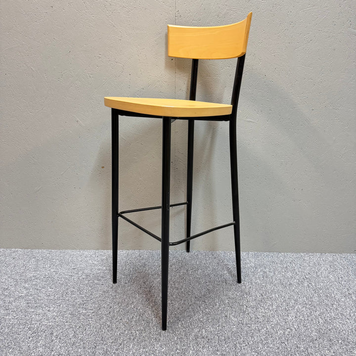 Set om fyra moderna barstolar i trä