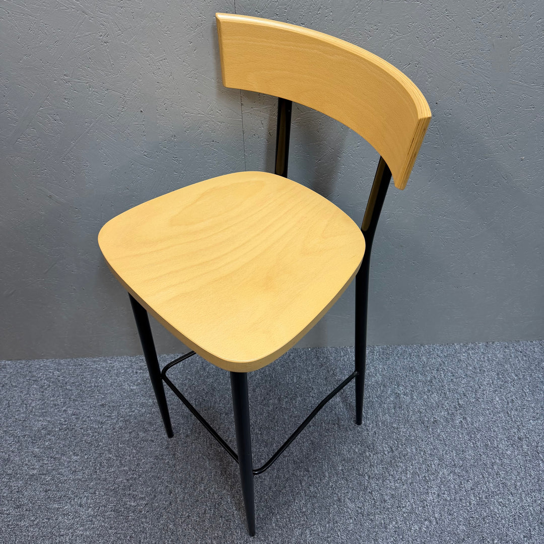 Set om fyra moderna barstolar i trä