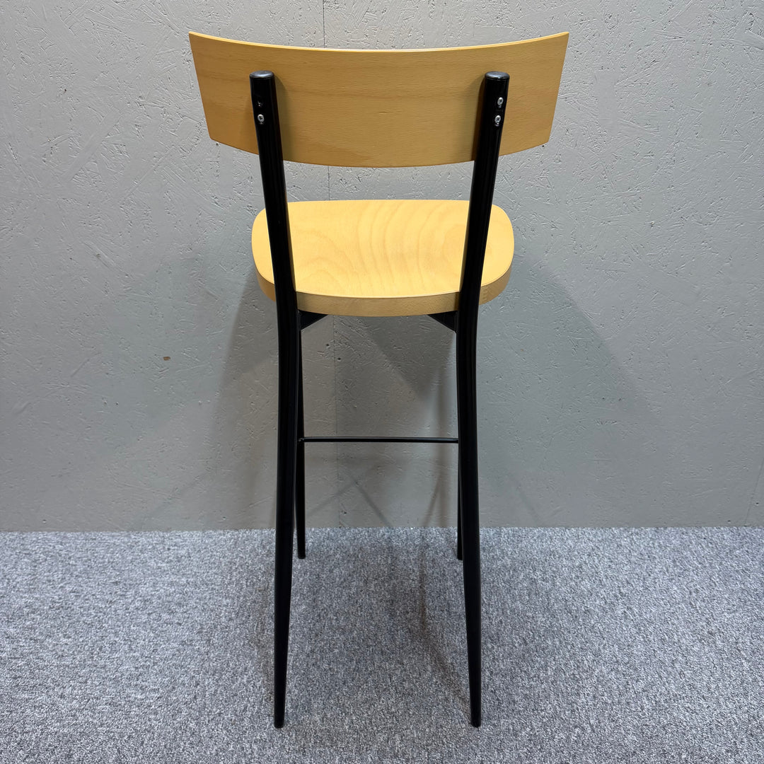 Set om fyra moderna barstolar i trä