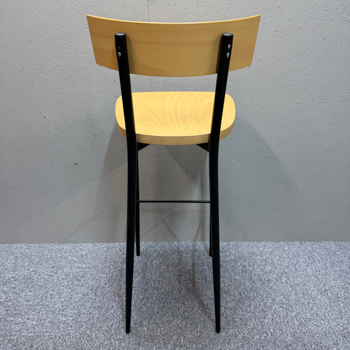 Set om fyra moderna barstolar i trä
