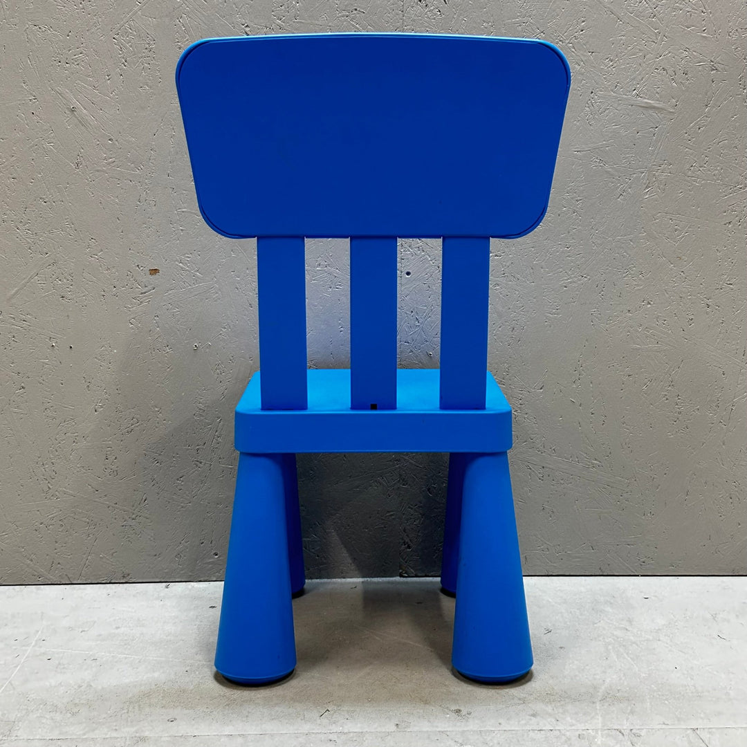 Klassisk blå barnstol i plast - Homy Secondhand Online