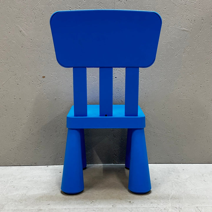 Klassisk blå barnstol i plast - Homy Secondhand Online