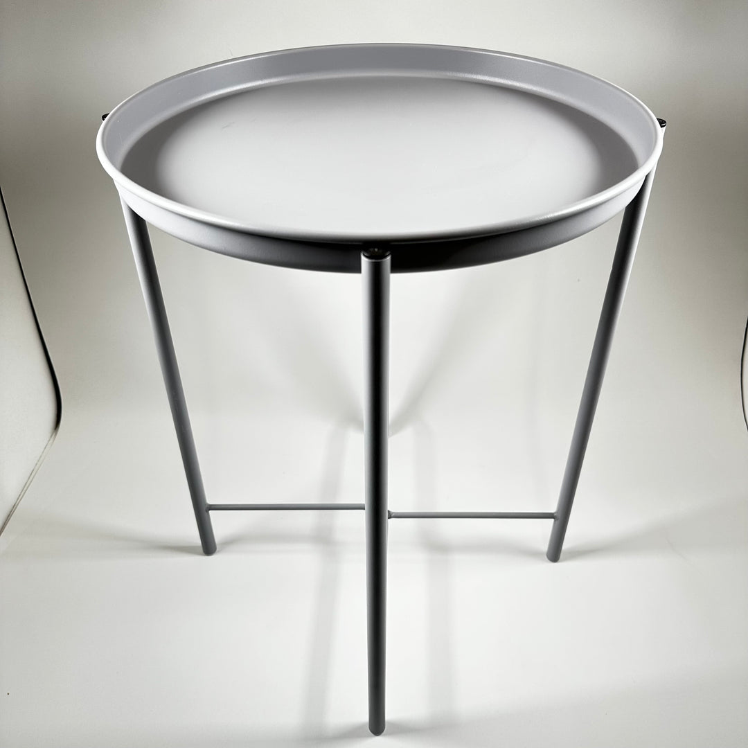 Minimalistiskt bord i grått metall