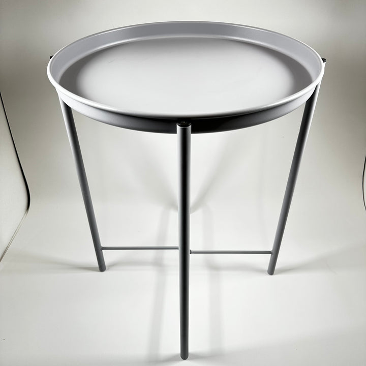 Minimalistiskt bord i grått metall