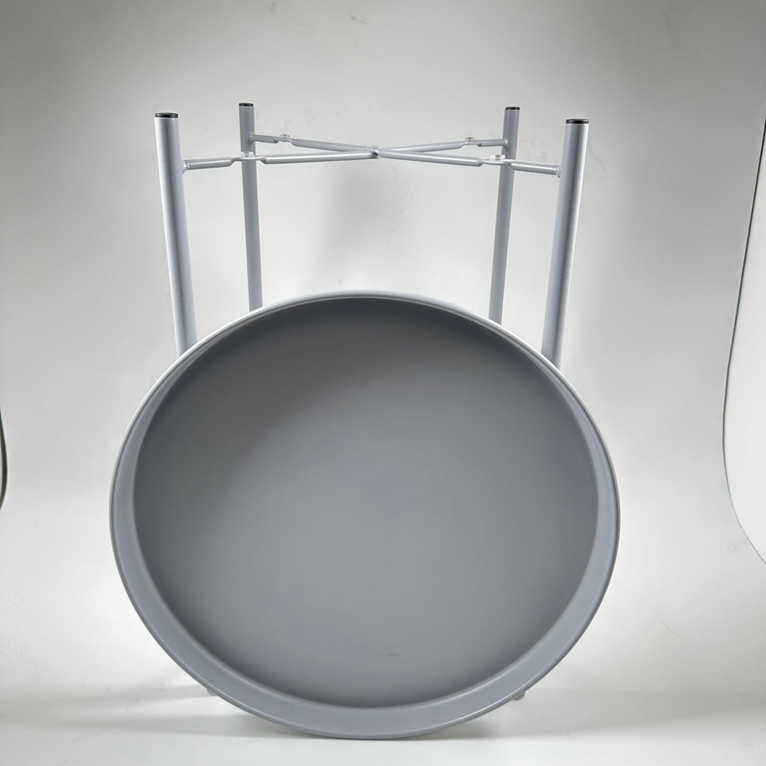 Minimalistiskt bord i grått metall