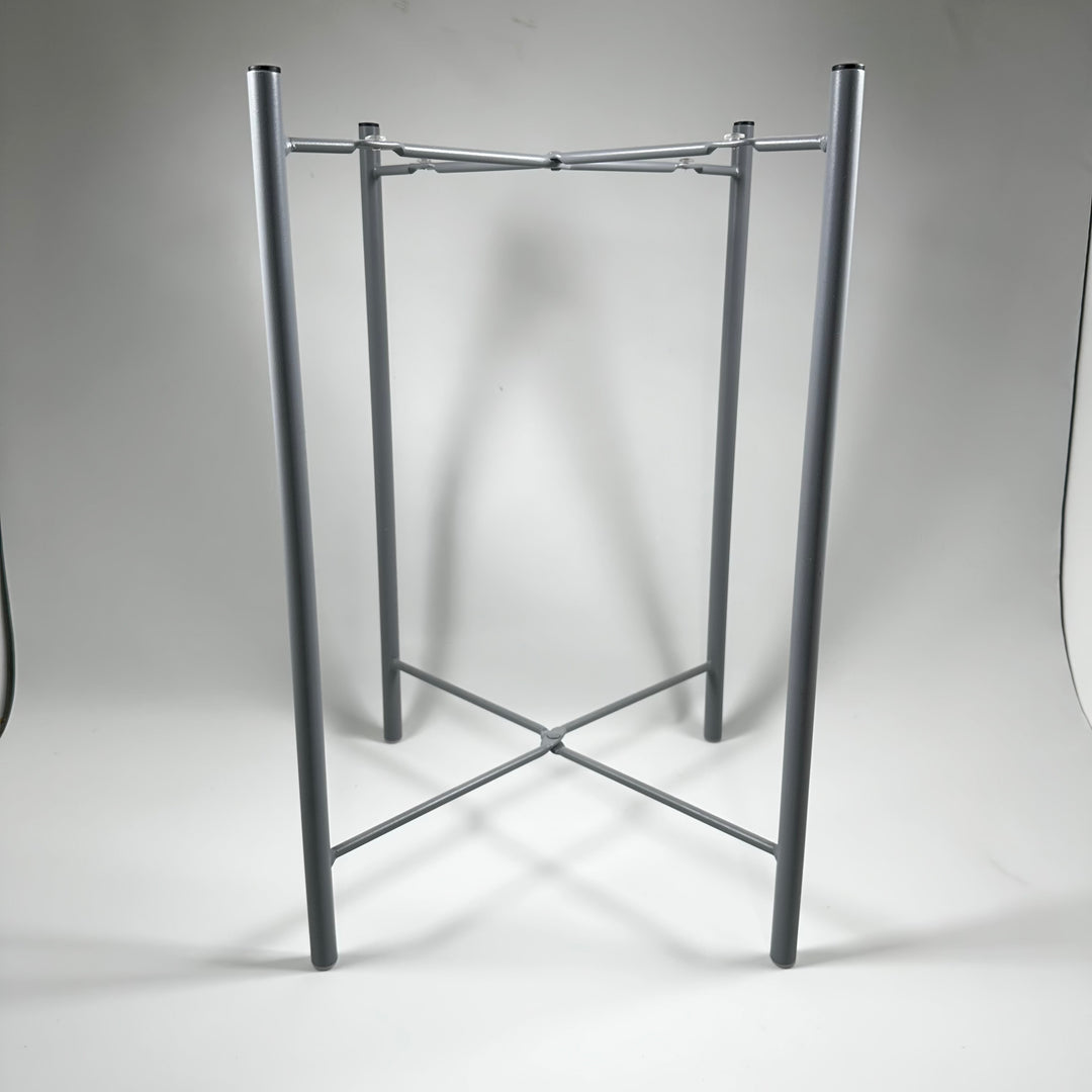 Minimalistiskt bord i grått metall